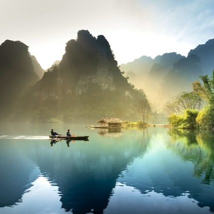 Lago cristalino rodeado de naturaleza